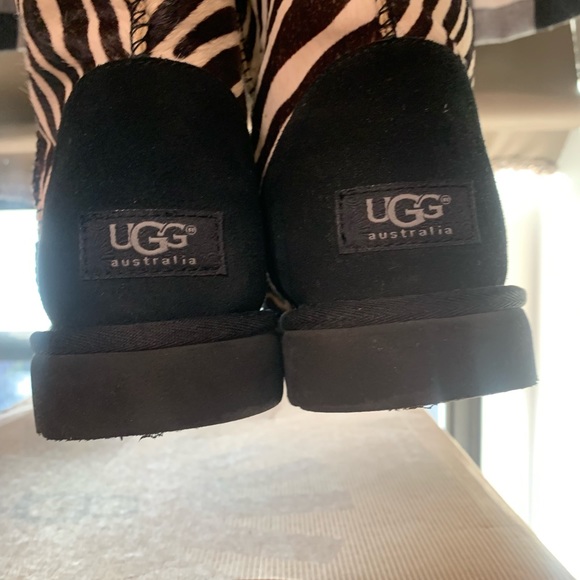 UGG Australia Women’s Classic Zebra Short Exotic Boot - Picture 13 of 16